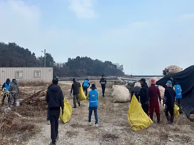 장흥군-완도해경, 남포항 민관 합동 해양쓰레기 제거 돌입