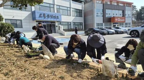 고흥군보건소, 전 직원 봄맞이 환경정화…군민 맞이 쾌적한 환경 조성