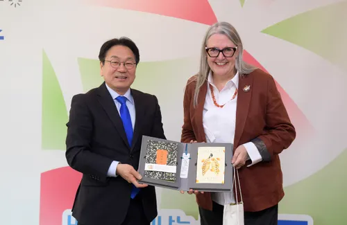 강기정 시장, 주한 아일랜드 대사 접견…‘소년이 온다’ 선물