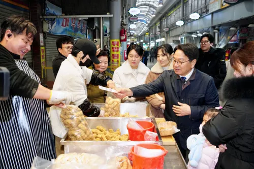 강기정 시장, 설 앞두고 전통시장 방문…물가 점검 및 민생 살핀다