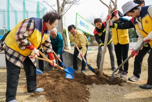 고 권한대행, 300여 시민과 함께 ‘빛고을노인건강타운’ 나무심기