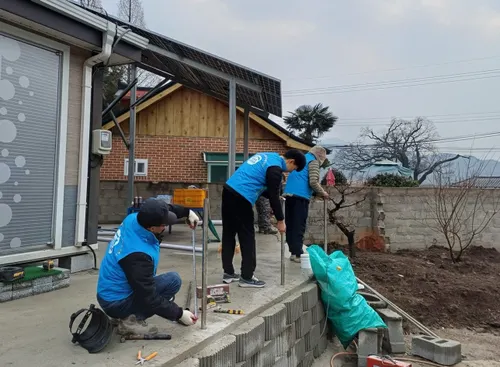 함평 학교면 복지기동대, 새해 첫 취약계층 주거환경 개선 나서