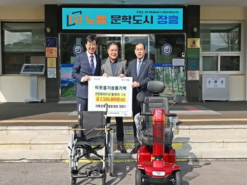 정희기 장애인협회장, 거동 불편한 군민 위해 휠체어 2대 기탁