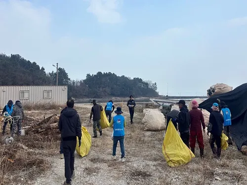 장흥군-완도해경, 남포항 민관 합동 해양쓰레기 제거 돌입