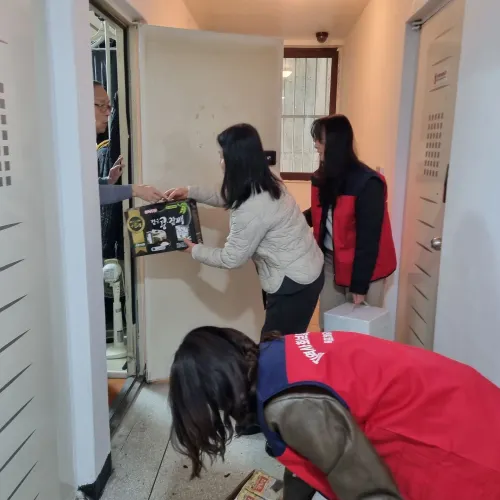 하당동 지사협, 홀로 사는 어르신 찾아 위로와 먹거리 전달