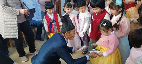 설 맞아 푸른솔어린이집, 경로당 찾아온 꼬마들의 큰절