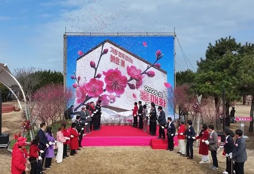 임자도, 2만 명이 함께한 ‘2026 섬 홍매화 축제’ 성황리 마무리
